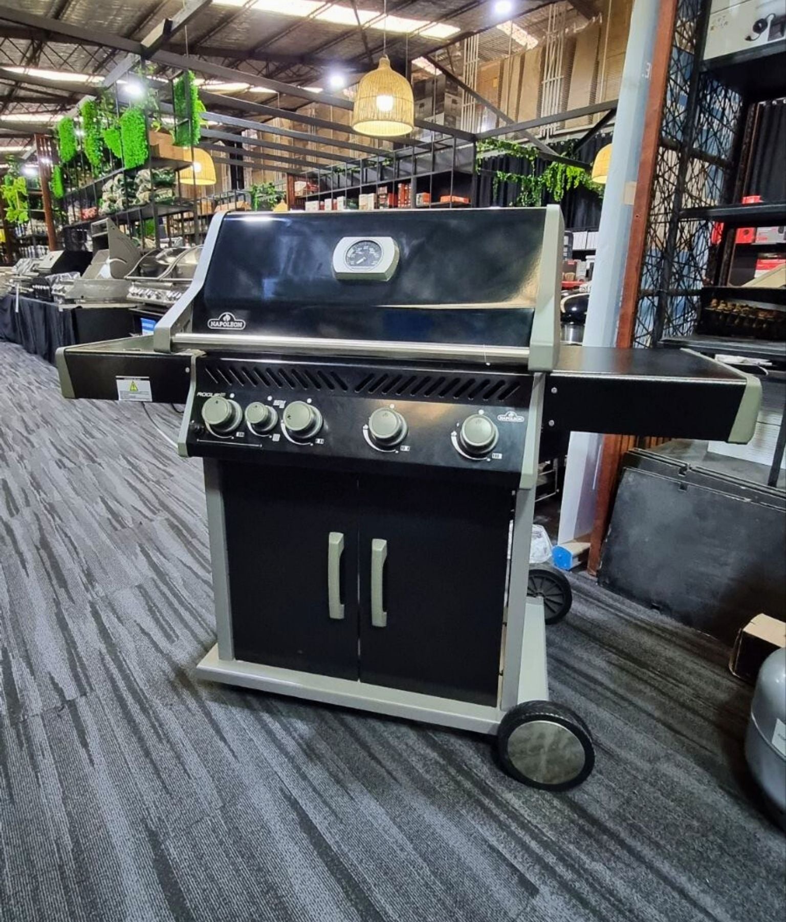 Clearance Sale - Napoleon Rogue RXT 525 4 Burner BBQ with Side Burner