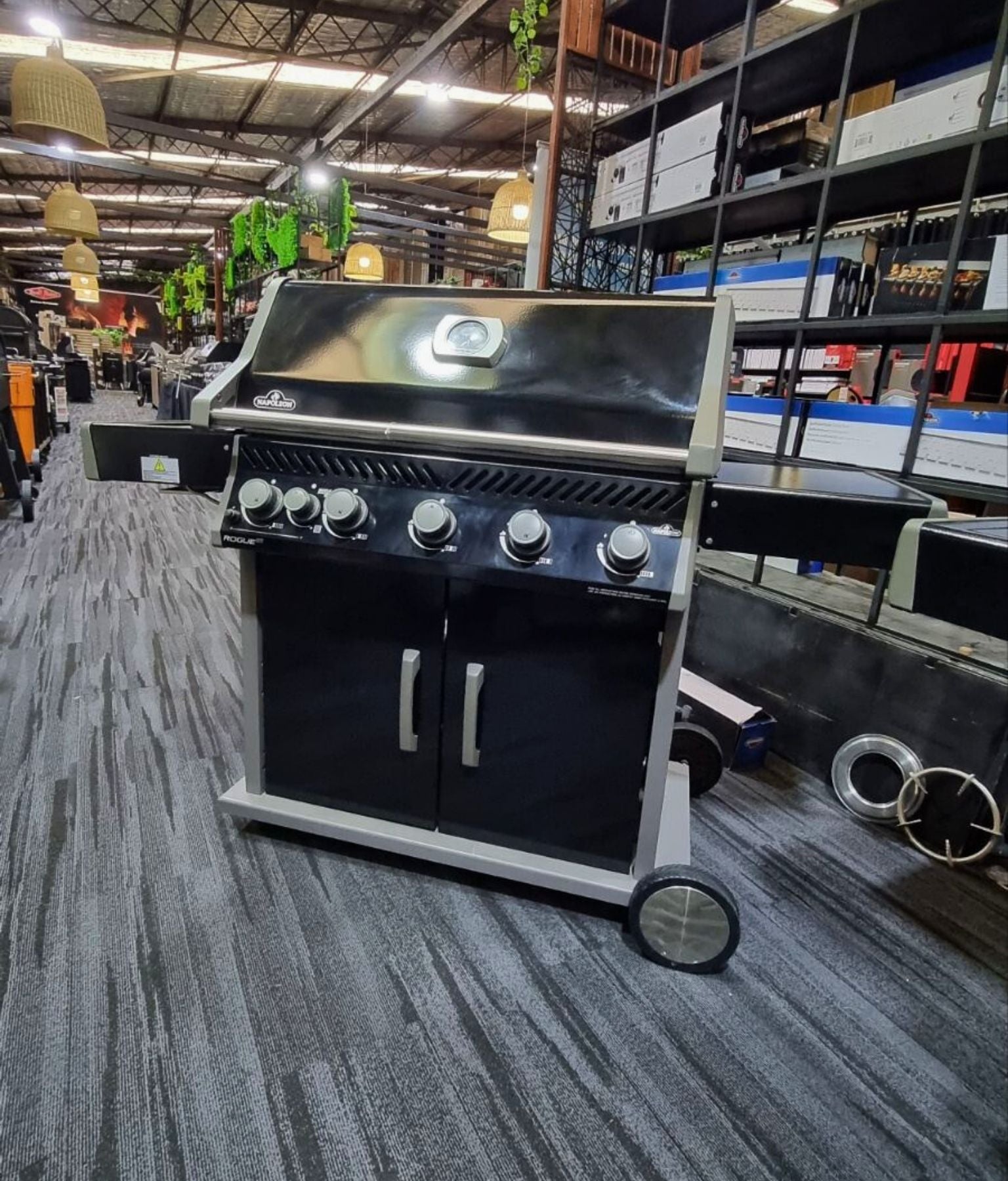 Clearance Sale - Napoleon Rogue RXT 625 5 Burner BBQ with Side Burner