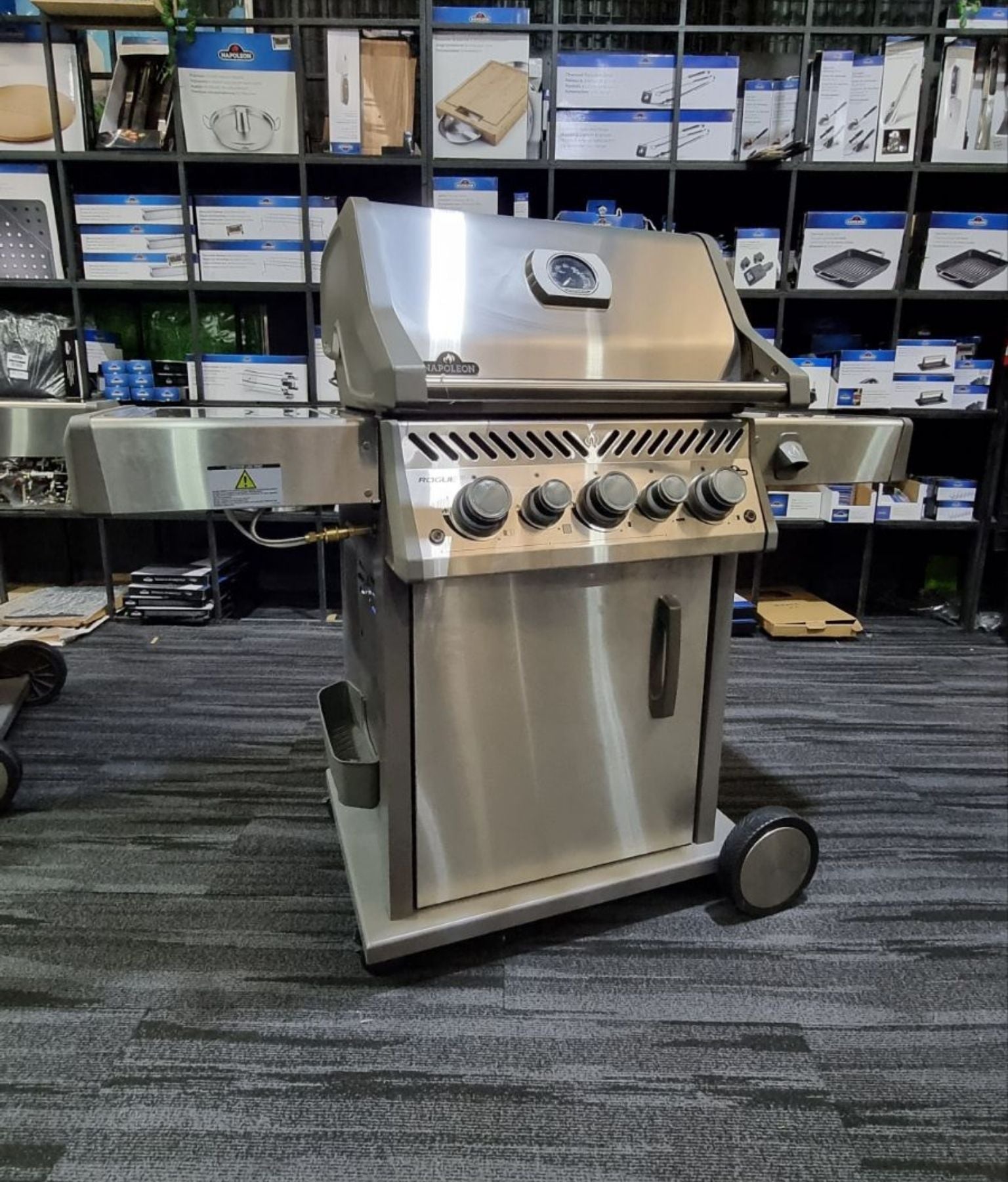 Clearance Sale - Napoleon Rogue SE 425 RSIB 3 Burner BBQ with Infrared Side and Rear Burners