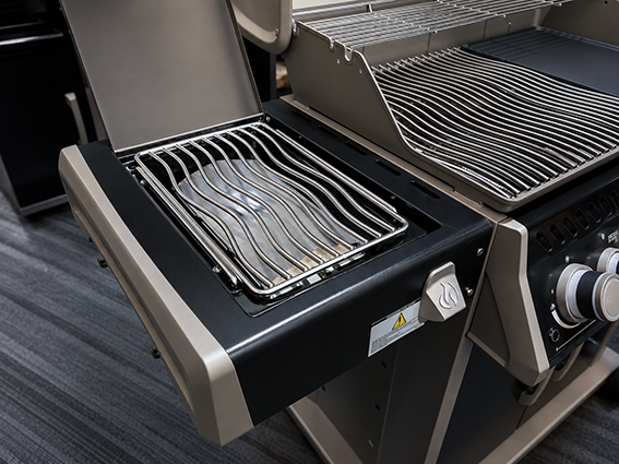 Clearance Sale - Napoleon Rogue Pro 525 Black 4 Burner BBQ with Infrared Sizzle Sideburner