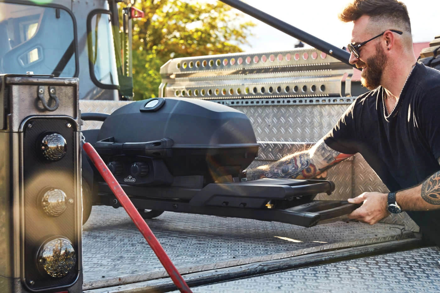 Napoleon Phantom Travel Q Pro with Scissor Cart Bundle