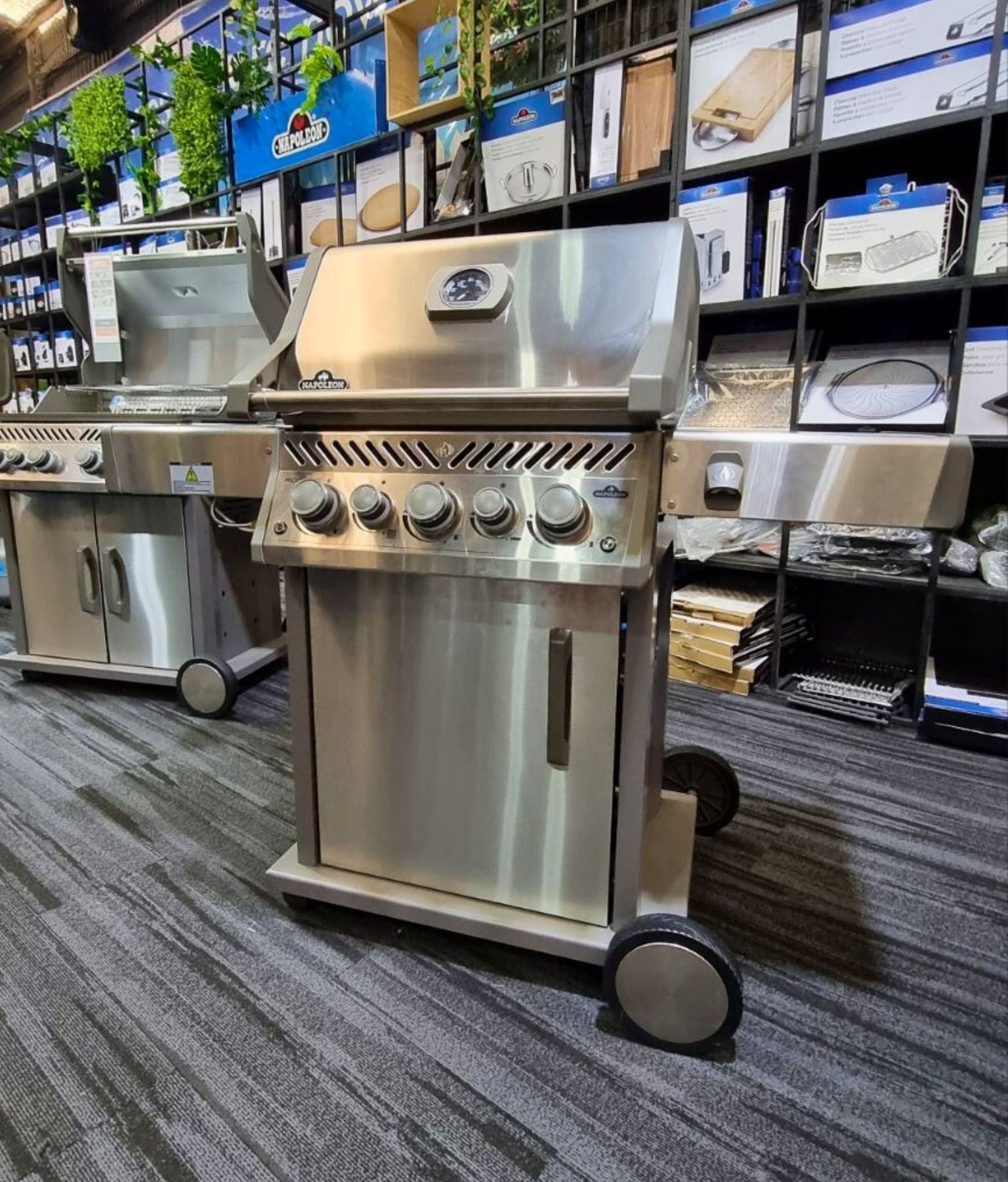Clearance Sale - Napoleon Rogue SE 425 RSIB 3 Burner BBQ with Infrared Side and Rear Burners