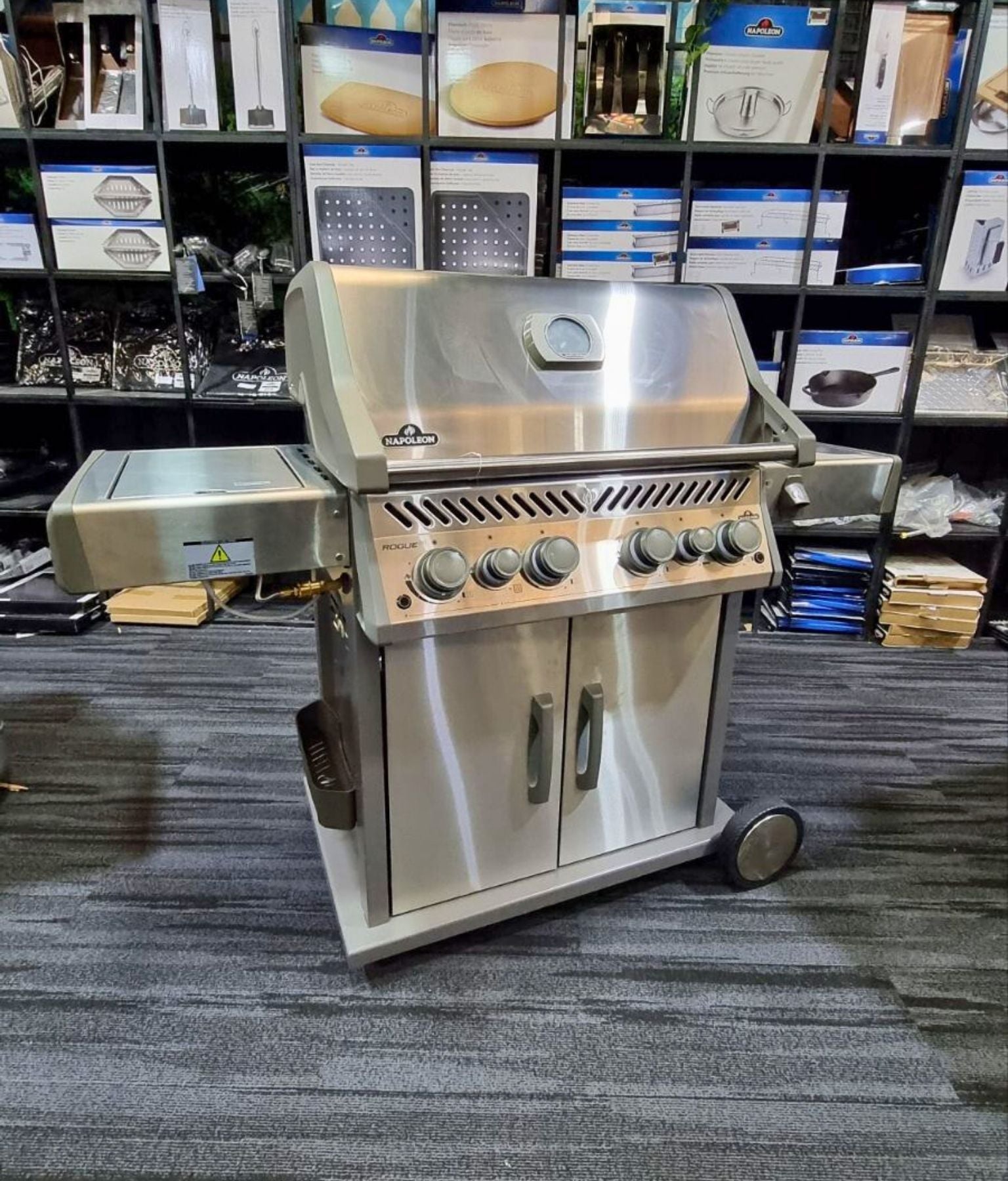 Clearance Sale - Napoleon Rogue SE 525 RSIB 4 Burner BBQ with Infrared Side and Rear Burners