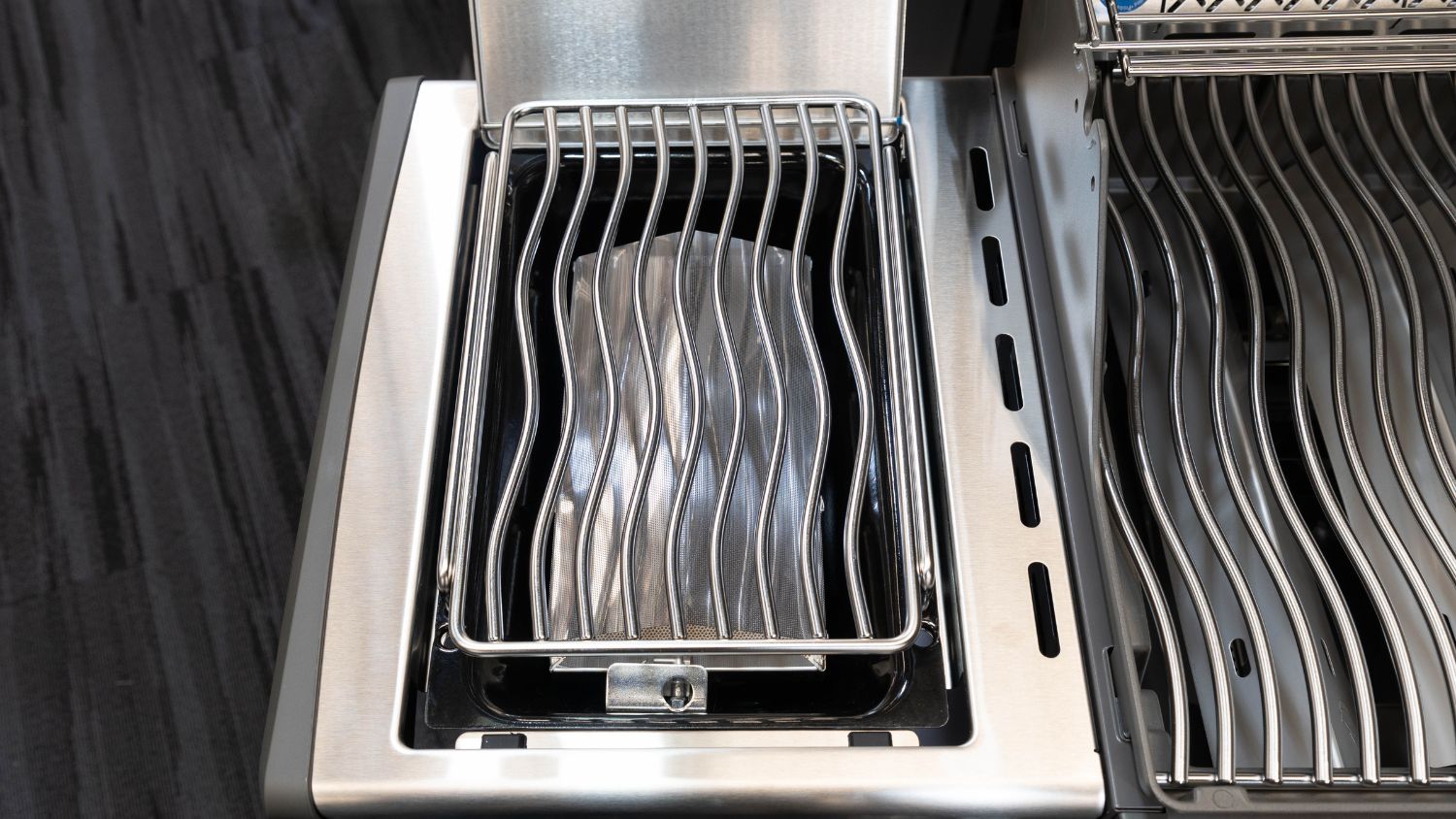 Napoleon Rogue Pro-S 425 SS 3 Burner BBQ with Infrared Sizzle Sideburner